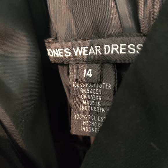 Jones New York plunge little black dress - Picture 2 of 7